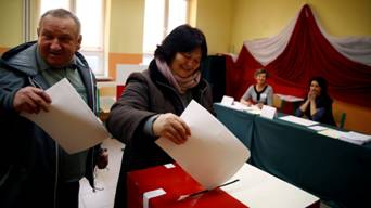 Un couple polonais vote dans un villade de Przecieszyn