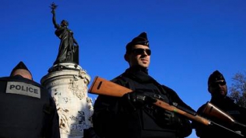 Des policiers place de la République à Paris le 15 novembre 2015.