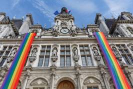 La-Maire-de-Paris-aux-couleurs-de-la-Gay-Pride_exact1024x768_l