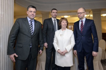 Catherine-Ashton-au-nom-de-l’UE-a-rencontré-l’opposition-ukrainienne.-A-gauche-Oleh-Tyahnybok-le-député-du-parti-néo-nazi-Svoboda.