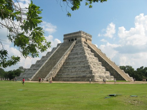 Chichen-Itza_El_Castillo.jpg