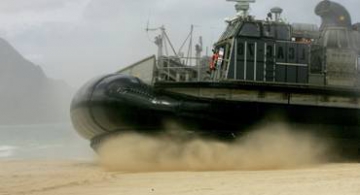 Une embarcation à coussin d'air américaine LCAC