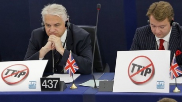 Des membres britanniques du Parlement européen affichant leur opposition au TTIP