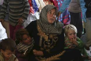 Femme syrienne avec des enfants, province d'Alep, Syrie, Oct. 21, 2015